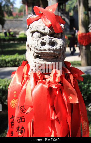 Cet établissement en pierre recouvert de ruban rouge, Temple Guanlin prière, Luoyang, province du Henan, Chine Banque D'Images