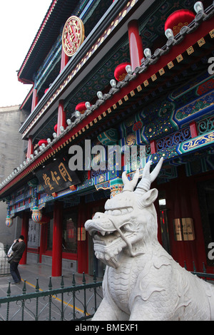 Qilin statue devant de Tong Ren Tang, rue Commerçante Dashilan, rue Qianmen, Beijing, Chine Banque D'Images