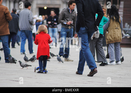 Un père se promène avec sa fille à travers la place St Marc à Venise, Italie Banque D'Images