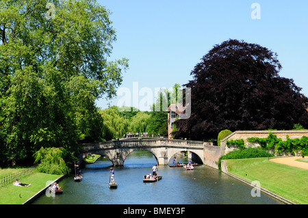 Barques par Clare Bridge, Cambridge, England, UK Banque D'Images