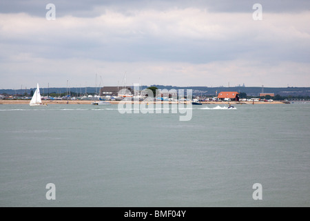 Vue sur le port de Portsmouth de Hayling Island, Hampshire, Angleterre. Banque D'Images