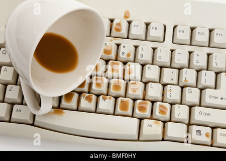 Café et clavier ordinateur endommagé close up Banque D'Images