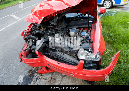 Voiture ENDOMMAGÉE APRÈS UN ACCIDENT DE LA CIRCULATION SUR ROUTE DE CAMPAGNE Banque D'Images