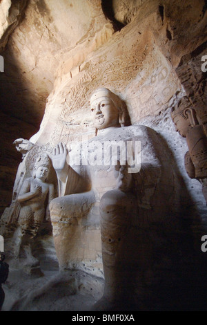 Statue géante de Bouddha dans la grotte 19, grottes de Yungang, la ville de Datong, province de Shanxi, Chine Banque D'Images