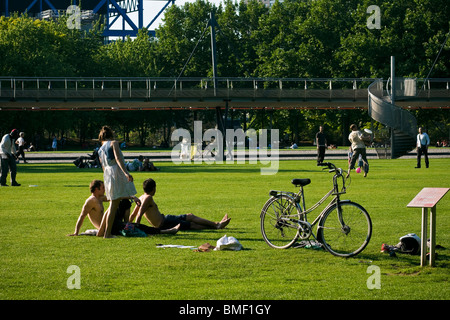 Parisiens profitez d'une journée ensoleillée dans le Parc de la Villette Banque D'Images