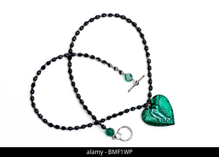 Collier en cristal vert coeur avec perles noires.C'est des bijoux faits à la main avec des cristaux. Banque D'Images