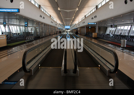 Tapis roulant entre zone de départ aux portes d'embarquement, O.R. L'aéroport international OR Tambo, anciennement de l'Aéroport International de Johannesburg, Afrique du Sud Banque D'Images