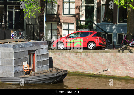 Une chronique verte voiture pour covoiturage, dating, location court terme, sur un canal à Amsterdam. Peugeot 207. Banque D'Images
