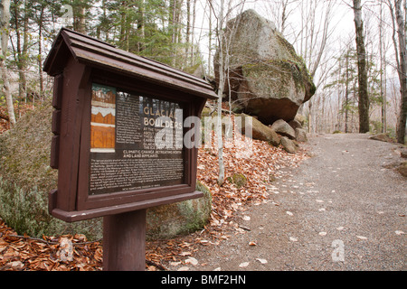 Franconia Notch State Park - Glacial rochers sur un sentier à la gorge en canal de Lincoln, New Hampshire, USA Banque D'Images