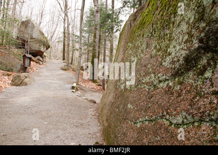 Franconia Notch State Park - Glacial rochers sur un sentier à la gorge en canal de Lincoln, New Hampshire, USA Banque D'Images