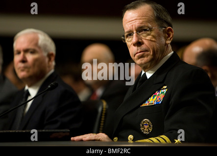 Le secrétaire à la Défense Robert Gates et le chef d'état-major des armées l'amiral Michael Mullen. Banque D'Images