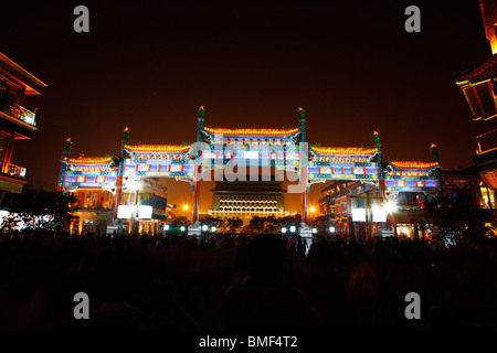 La nuit, la rue Qianmen Dashilan Shopping Street, Beijing, Chine Banque D'Images