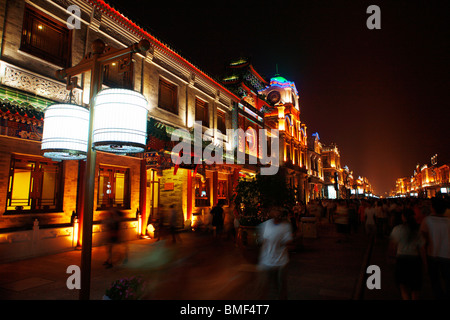 La nuit, la rue Qianmen Dashilan Shopping Street, Beijing, Chine Banque D'Images