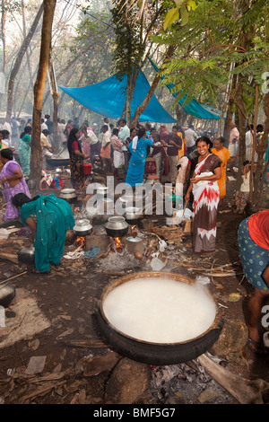 L'Inde, le Kerala, Kodikuthu Kanjiramattom festival, les familles traditionnelles de cuisson pongal en pots sur feu de bois ouvert Banque D'Images