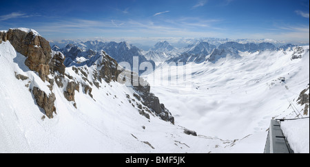 Vue sur les Alpes à partir de la Zugspitze, la plus haute montagne Allemagne, Bavière, Allemagne Banque D'Images