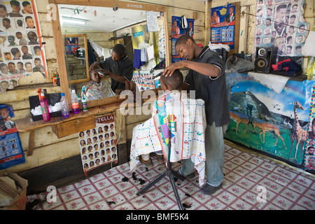 Barber shop dans le Nord de la Tanzanie. Banque D'Images