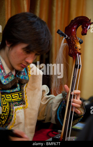 Musicien jouant de la Mongolie, Morin-khuur Ujimqin, Prairies à l'Est de la bannière Ujimqin, Xilin Gol Ligue, Mongolie intérieure, Chine Banque D'Images