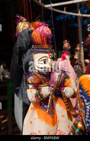 L'Inde, Kerala, Cochin, fort Cochin, peu coûteux de marionnettes souvenirs exposés à la vente Banque D'Images
