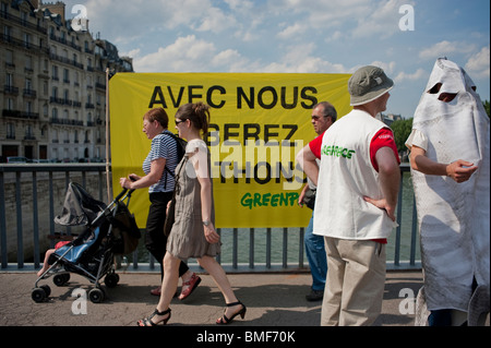 Des activistes de Greenpeace qui manifestent contre le Thon Rouge Pêche, Journée nationale de protestation, Paris, France Banque D'Images