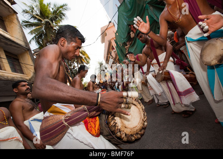 L'Inde, Kerala, Cochin, d'Ernakulam, Uthsavom Panchavadyam festival orchestre jouer timila, ilathalam idakka maddalam, et batterie Banque D'Images