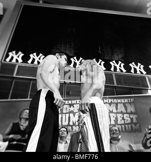 Les boxeurs Miguel Cotto (à droite avec tatouage) vs Yuri Foreman (gauche wearing cap) pesée au Yankee Stadium Banque D'Images