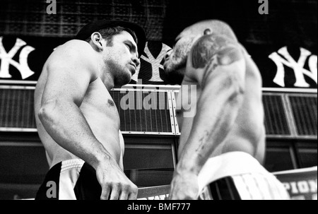Les boxeurs Miguel Cotto (à droite avec tatouage) vs Yuri Foreman (gauche wearing cap) pesée au Yankee Stadium Banque D'Images