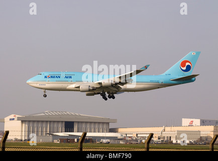 Korean Air Boeing 747-4B5 l'atterrissage à l'aéroport Heathrow de Londres. Banque D'Images