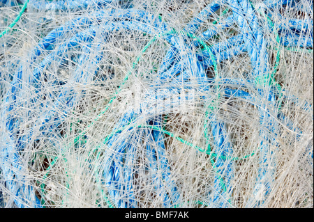 Un tas de filets de pêche en nylon monofilament et des cordes sur la plage à Shoreham harbour Sussex UK Banque D'Images