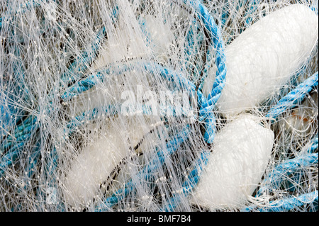 Un tas de cordes et filets de pêche en nylon monofilament des bouées sur la plage à Shoreham harbour Sussex UK Banque D'Images