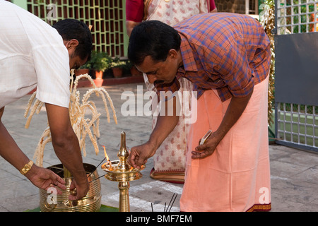 L'Inde, Kerala, Cochin, Ernakulam Uthsavom festival, préparer les hommes et Para ménage temple lampes à huile prêt pour puja Banque D'Images