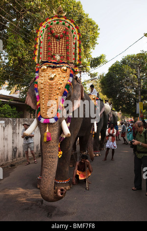 L'Inde, Kerala, Cochin, Ernakulam Uthsavom festival, Diwans Road, Parayeduppu procession d'éléphants Banque D'Images