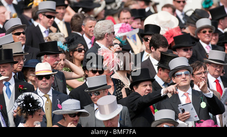 Les foules au soleil au Derby 2010 course de chevaux à l'hippodrome d'Epsom, dans le Surrey, UK Banque D'Images