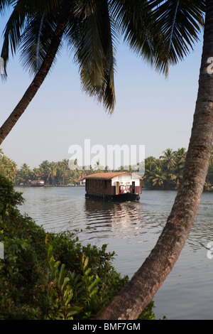 L'Inde, le Kerala,, Bamboostix moderne grande péniche sur l'eau dormante kettuvallam Banque D'Images