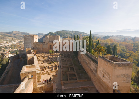 Palais de l'Alhambra, Province de Grenade, Andalousie, espagne. Vue sur la Plaza de Armas de Torre de Armas Banque D'Images