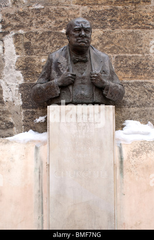 Statue de Winston Churchill à l'extérieur de l'ambassade britannique, Prague Banque D'Images