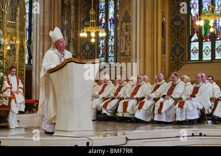 3 janvier 2010, Armagh. Le cardinal Sean Brady dit la messe à aux Obsèques du Cardinal Cahal Daly Banque D'Images