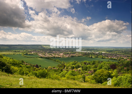 Une vue de Whiteleaf traverser un paysage de campagne rural Chilterns vers moines Risborough Buckinghamshire UK Banque D'Images