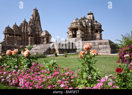 Khajuraho temples (groupe ouest). Gauche : Kandariya-Mahadev temple. Droite : Jagadambi temple. L'Inde Banque D'Images