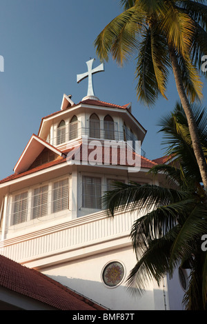 L'Inde, le Kerala, Kollam, Cathédrale de l'Enfant Jésus, tour centrale en fin d'après-midi la lumière Banque D'Images