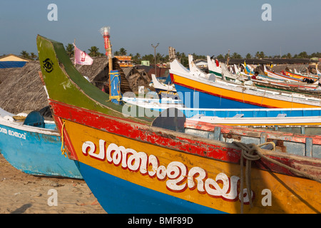 L'Inde, le Kerala, Kollam, Thangassery beach, des bateaux de pêche en fin d'après-midi la lumière Banque D'Images