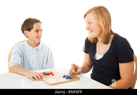 Frère et soeur de jouer un jeu de l'ensemble. Isolé sur blanc.