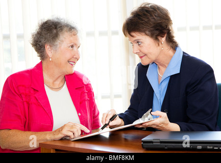 Femme mature traite d'un contrat avec son client principal. Les ventes pourraient également être liés. Banque D'Images