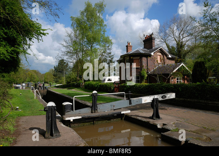 La serrure à l'extérieur de l'Shroppie Fly pub sur le Shropshire Union Canal, Audlem, Cheshire, Angleterre. Banque D'Images