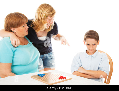 Soeur plus âgée se son petit frère en difficulté avec la maman. Isolé sur blanc.