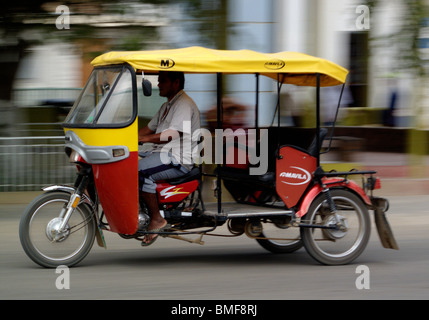 A moto ou en mouvement motortaxi dans Mancora dans le nord du Pérou Banque D'Images