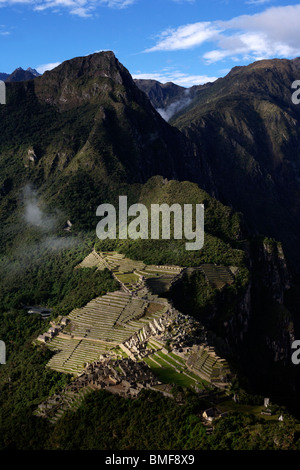 Vue sur le lever du soleil sur les anciennes ruines d'Inca au Machu Picchu près de Cusco au Pérou de la proximité immédiate d'Huayna Picchu peak Banque D'Images