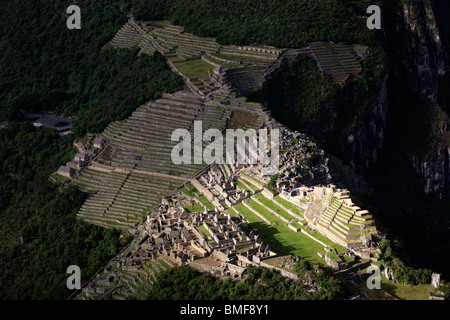 Vue sur le lever du soleil sur les anciennes ruines d'Inca au Machu Picchu près de Cusco au Pérou de la proximité immédiate d'Huayna Picchu peak Banque D'Images