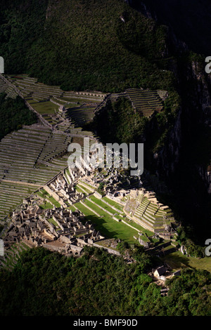 Vue sur le lever du soleil sur les anciennes ruines d'Inca au Machu Picchu près de Cusco au Pérou de la proximité immédiate d'Huayna Picchu peak Banque D'Images