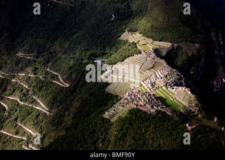 Vue sur le lever du soleil sur les anciennes ruines d'Inca au Machu Picchu près de Cusco au Pérou de la proximité immédiate d'Huayna Picchu peak Banque D'Images