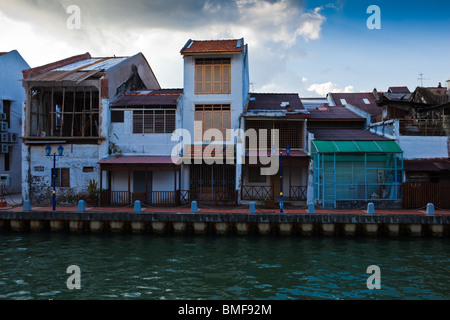 La nouvelle promenade le long de la rivière Malacca contraste avec les anciens bâtiments derrière. Banque D'Images